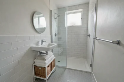 Petite salle de bain 4m2 sans WC aménagée avec douche, vasque et rangements budget